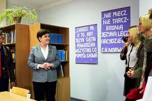 Ryga: Premier Beata Szydło spotkała się z organizacjami polonijnymi oraz nauczycielami i uczniami mieszkającymi na Łotwie w polskiej szkole im. Ity Kozakiewicz
