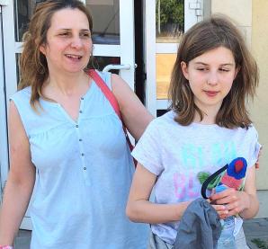 The 13-year-old who escaped from London from her father-millionaire to her beloved mother, under the care of the Polish Police! Both of them appeared yesterday at one of the police stations to comply with Polish and European law