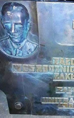 Ukradł tablicę pamiątkową i sprzedał ją na złom