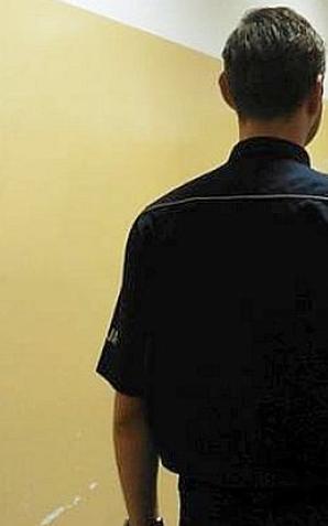 Chciał się modnie ubrać nie płacąc. Założył w sklepie jedną parę butów na nogi a kilka kolejnych schował do plecaka!