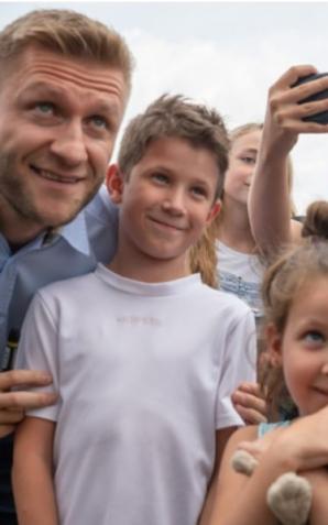 [VIDEO] Premier w Truskolasach: Inicjujemy budowę boiska, które będzie służyło dzieciom i młodzieży