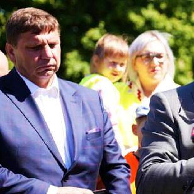 Minister rolnictwa i rozwoju wsi Czesław Siekierski uczestniczył  w spotkaniu z sadownikami, które odbywało się w Skotnikach i Samborcu przed otwarciem XXXIV Święta Kwitnącej Jabłoni