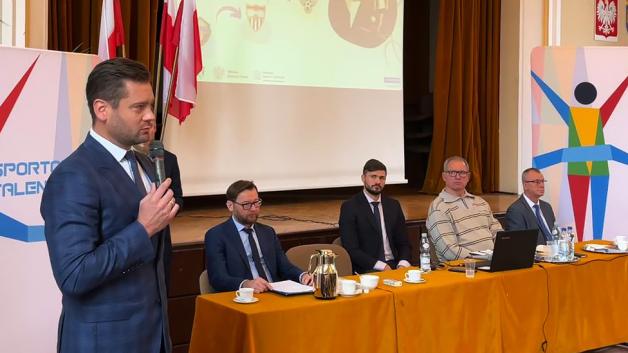 Minister Kamil Bortniczuk przedstawił nauczycielom założenia nowego programu „Sportowe Talenty”
